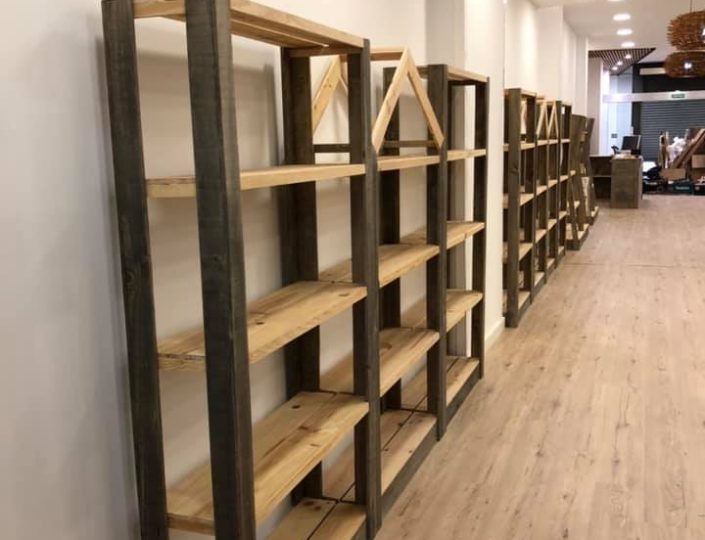 estantería de madera para tienda