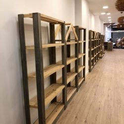 estantería de madera para tienda