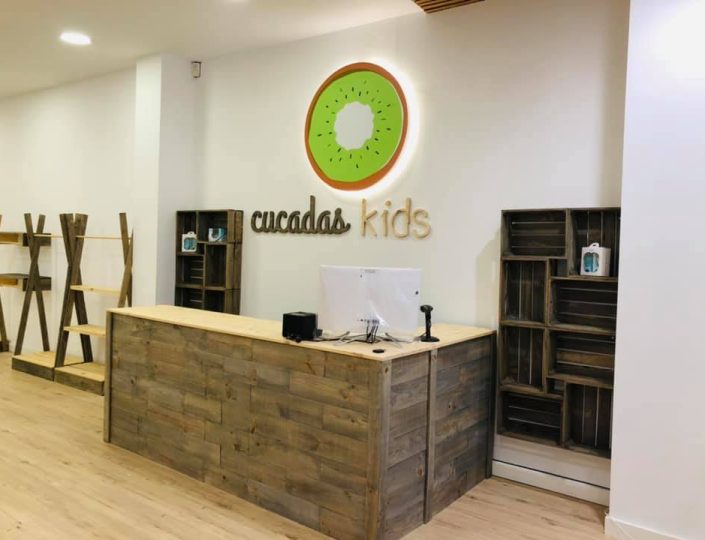 mostrador en L de madera a medida