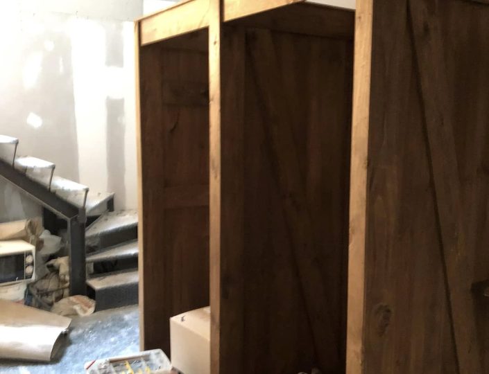 vestidor de madera hecho a medida con puertas de granero