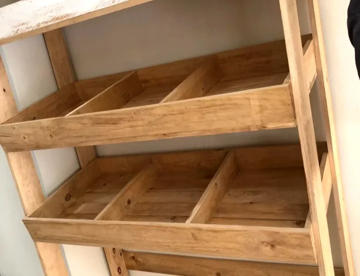 estanteria-con-separadores-madera.-alimentacion-mascotas