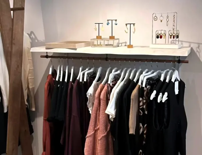 perchero pared madera ropa