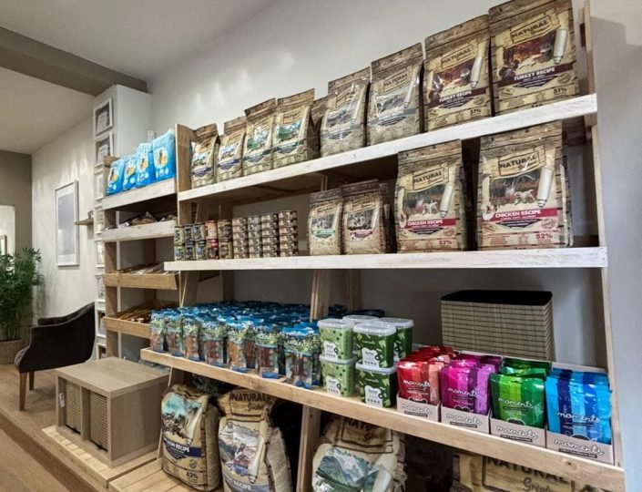 estanteria-madera-para-sacos-alimentos-perros