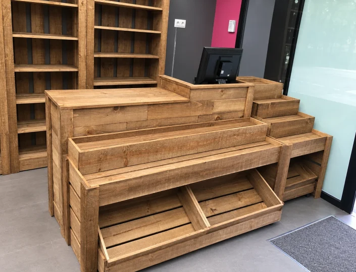 mostrador y estanterias de madera tono envejecido para tienda de mascotas