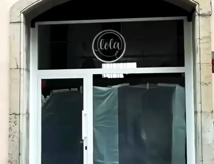 entrada tienda ropa rotulo