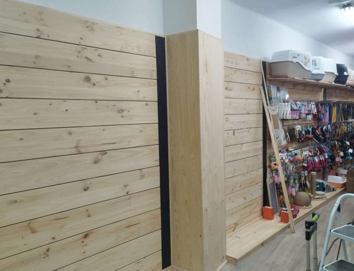 panelado ranurado con soportes de exposicion