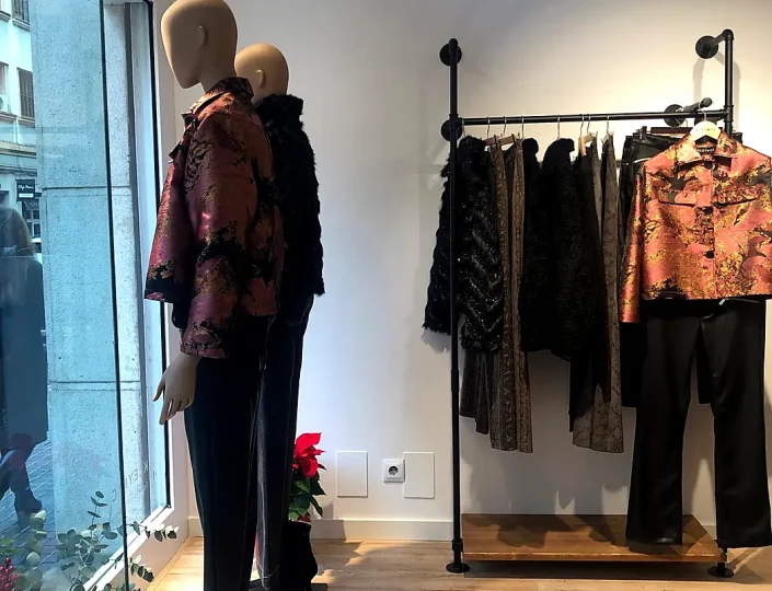 kleymac-escaparate-interior-maniquies-perchero