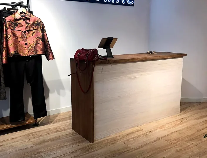 mostrador de madera va medida para tienda de ropa en 2 tonos
