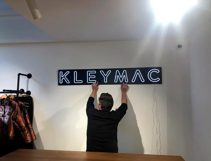 kleymac-rotulo-neon-interior-tienda