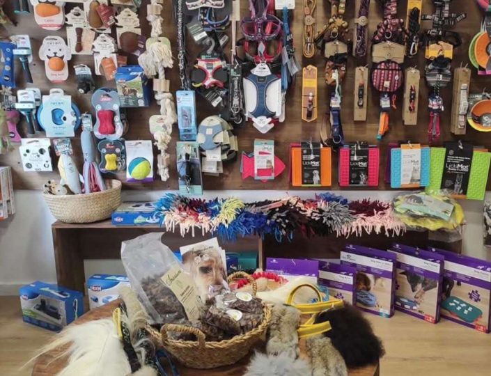 mobiliario panelado para ganchos productos para mascotas