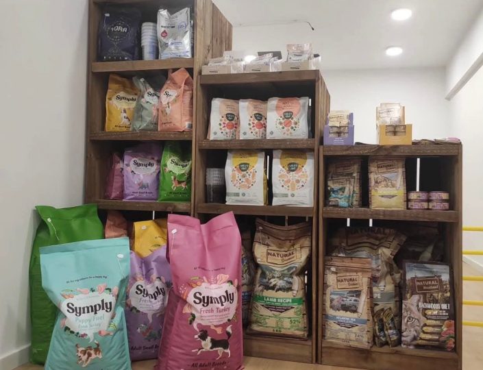 estanteria de cajas madera para colocar pienso