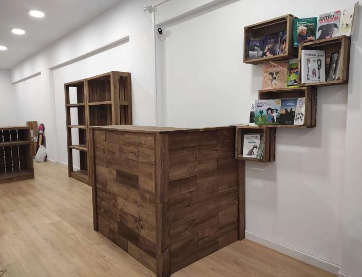 mostrador de madera en tono envejecido
