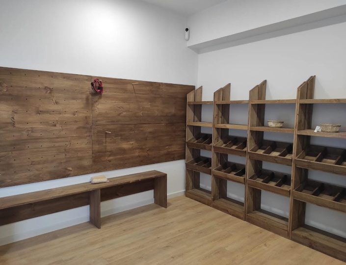 panelado con ganchos de madera estanteria venta de productos y banco de exposicion