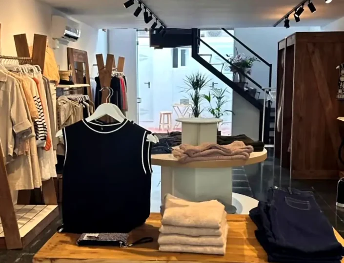 mesa centro percheros madera