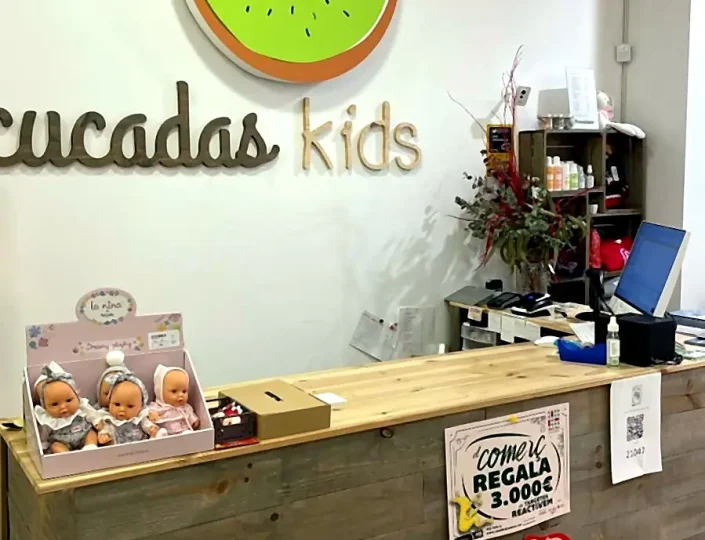 mostrador de madera rotulo pared