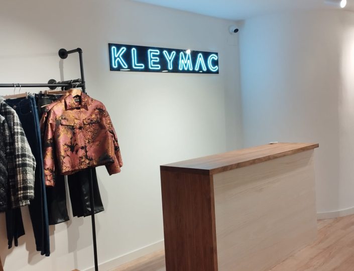 mostrador perchero hierro