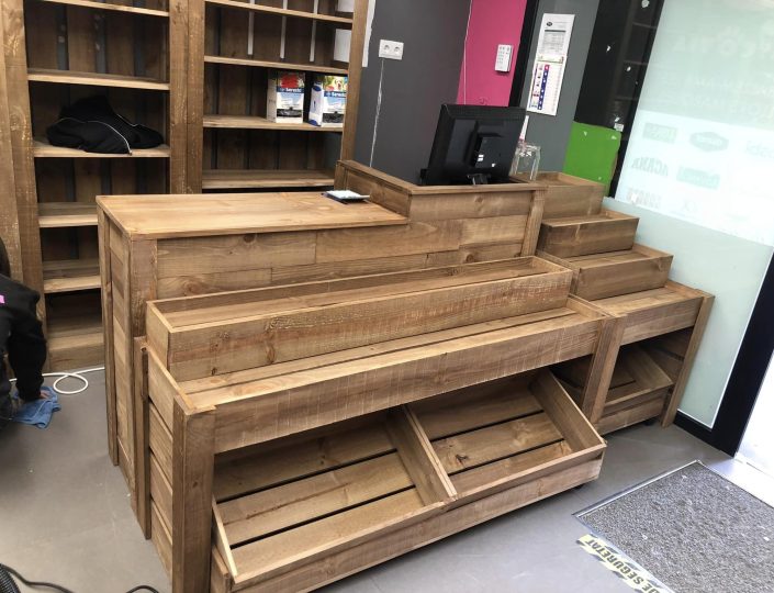 mostrador con varios niveles ,tienda de mascotas ideal para colocar frascos para alimentacion