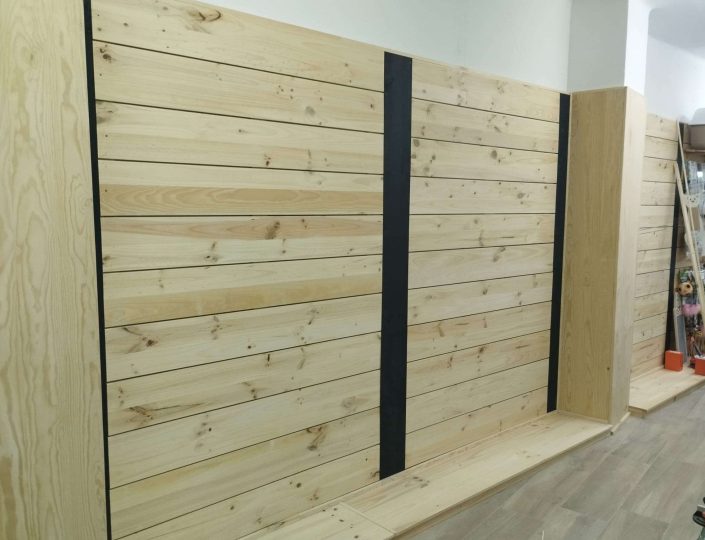 panelado madera ranurado con separadores de producto en color negro