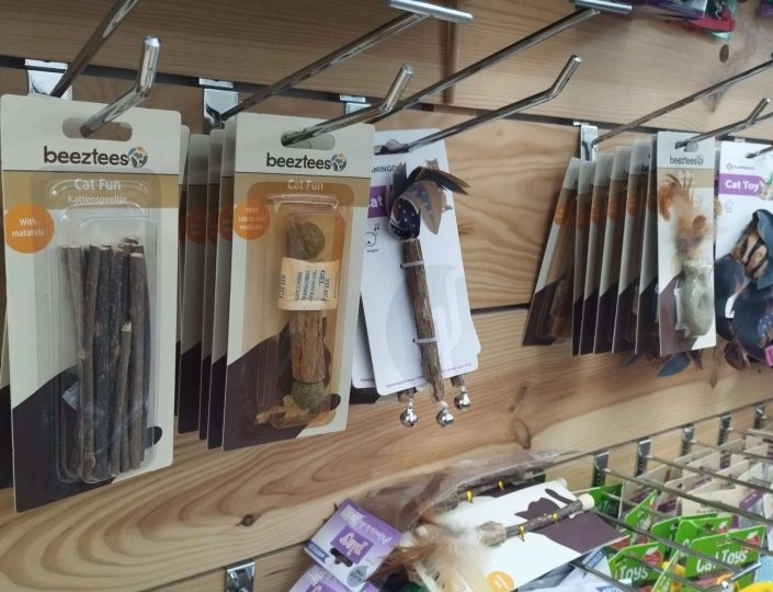 panel ranurado de madera con soportes para productos tienda mascotas