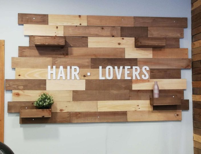 Peluquería con panelado de madera y mobiliario a medida