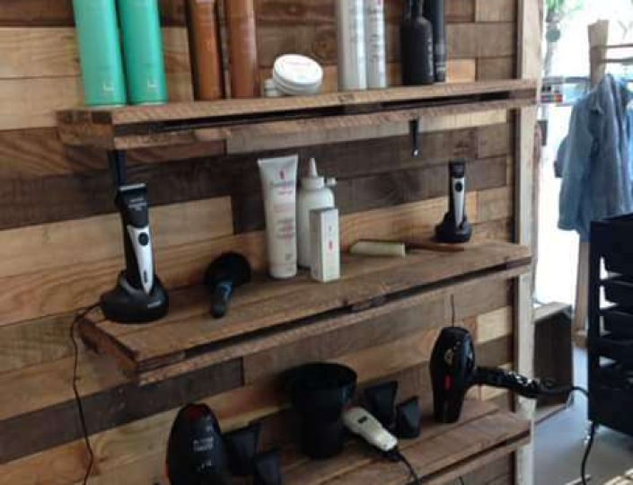Peluquería con panelado de madera y mobiliario a medida