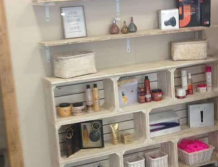 Peluquería con panelado de madera y mobiliario a medida