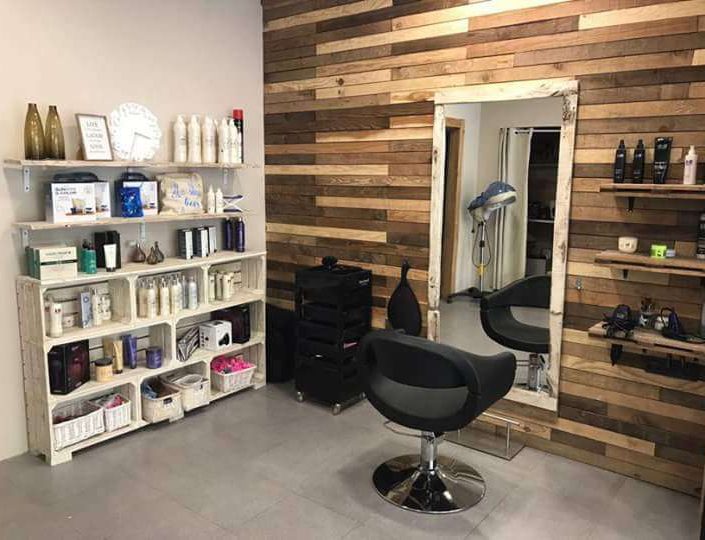 Peluquería con panelado de madera y mobiliario a medida