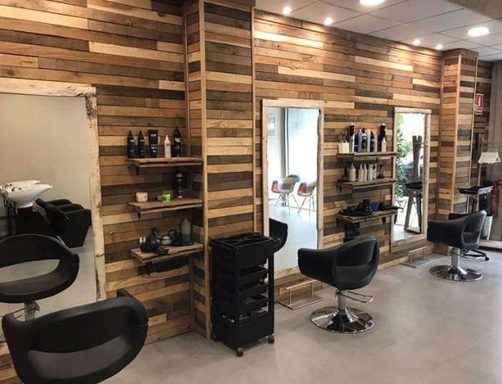 Peluquería con panelado de madera y mobiliario a medida