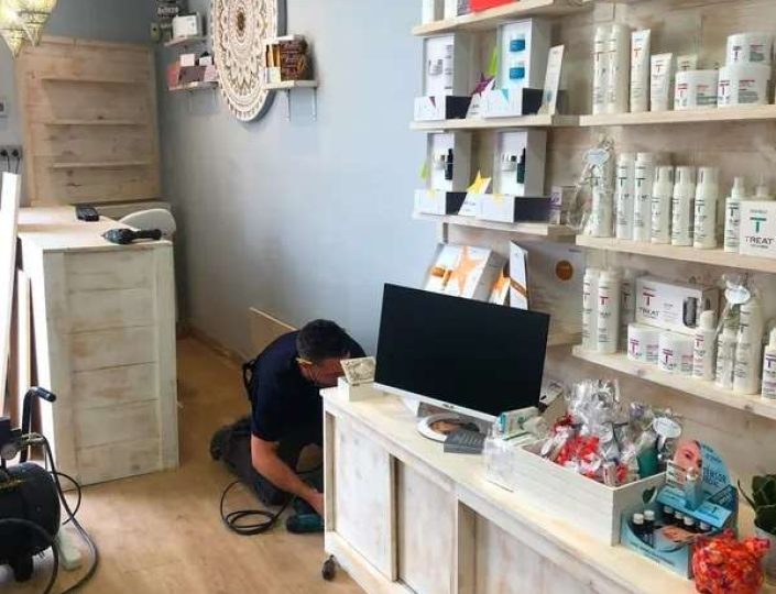 salon de peluquería madera blanco