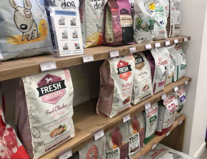 estanterías madera para colocar productos de alimentación tienda mascotas