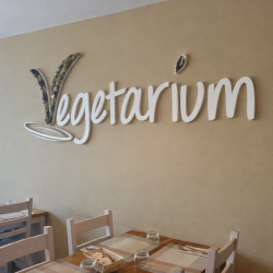 vegetarium letras con cesped
