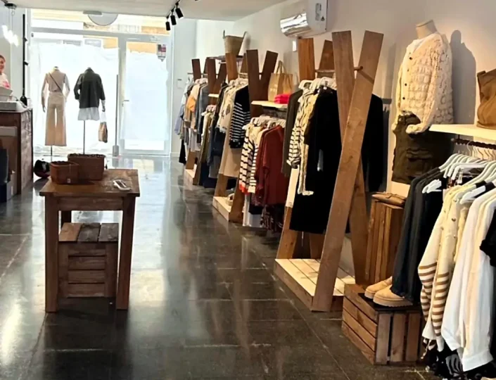 burros estantes maniquies, mesas cetro madera
